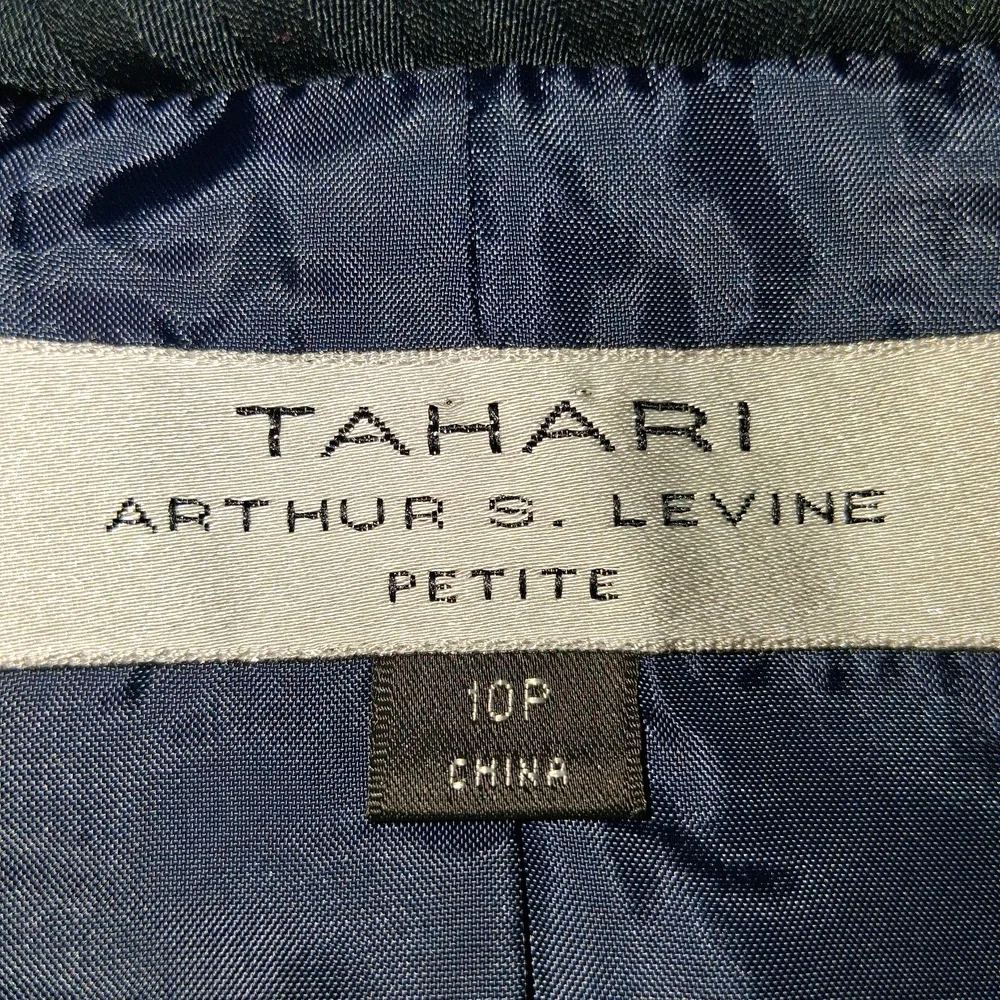 TAHARI elegant Classic Navy Pinstripe Women's Blazer Size 10p - Picture 2 of 16